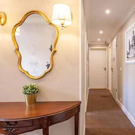 Elegant Haven - Contemporary Design And Heritage Vibes