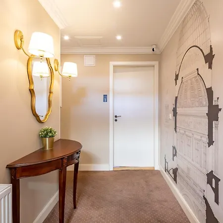 Elegant Haven - Contemporary Design And Heritage Vibes Budapest