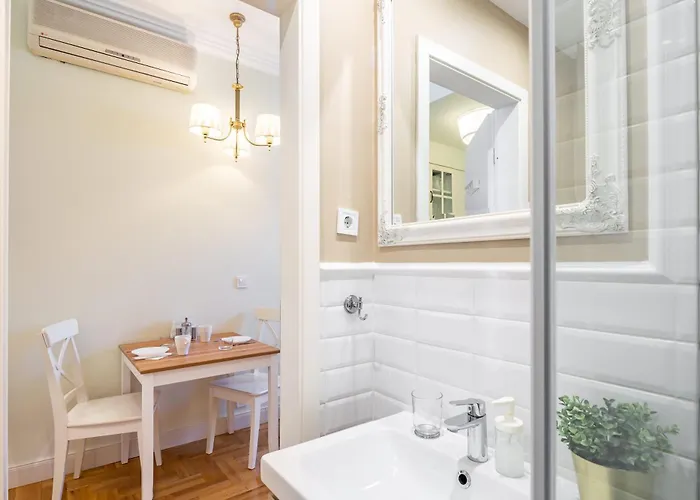Elegant Haven - Contemporary Design And Heritage Vibes *