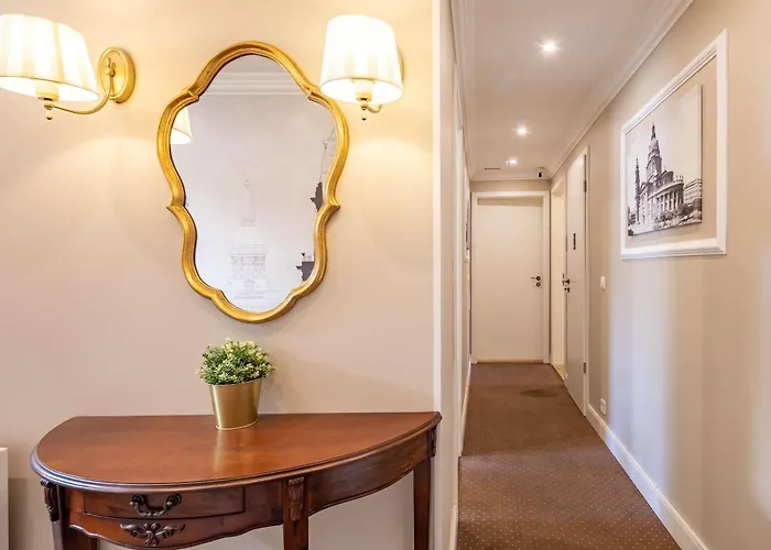 Elegant Haven - Contemporary Design And Heritage Vibes